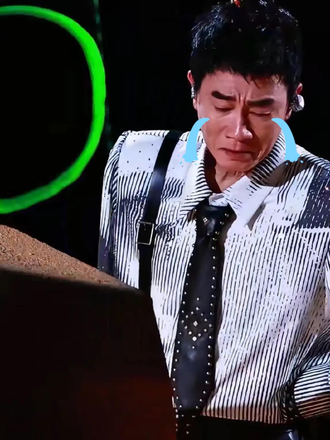 我问了行业的朋友，陈小春的演唱会事故有多严重？他沉默了一会说，这不是退票的问