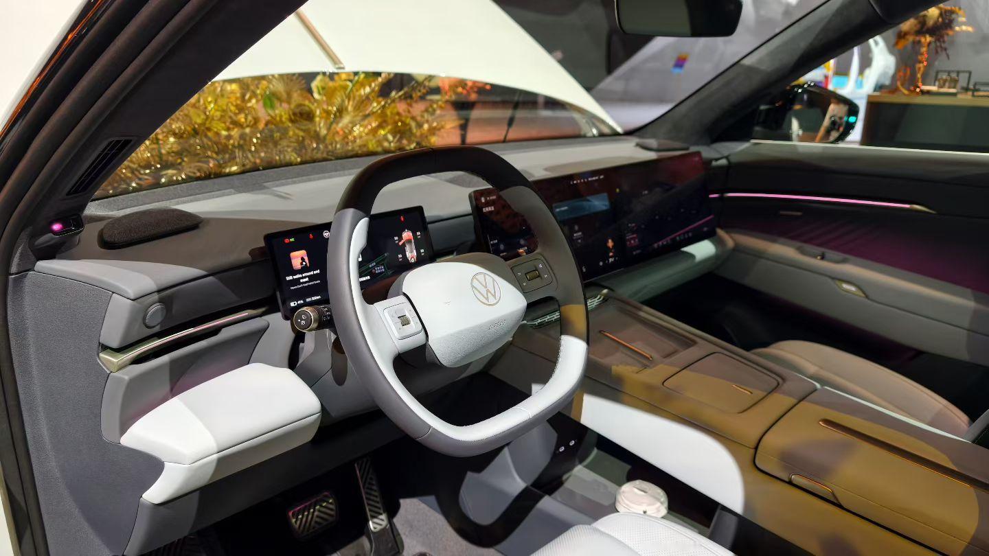 昨晚“与众08”上市了，大众和小鹏合作的第一款车。说真的，以前合资电车最大的问题