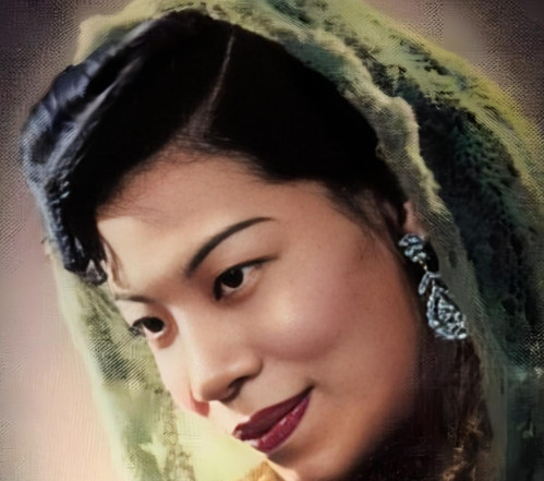 1950年，相声大师侯宝林面临“一夫一妻制”政策，最终选择了三太太王雅兰作为唯一