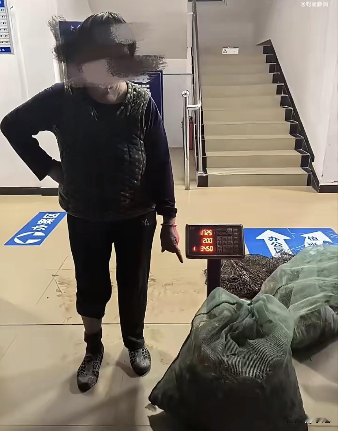 深夜，一个女人猫着腰蹲在虾塘边，两只手在水里搅得哗哗响。巡塘的养殖户拿手电筒