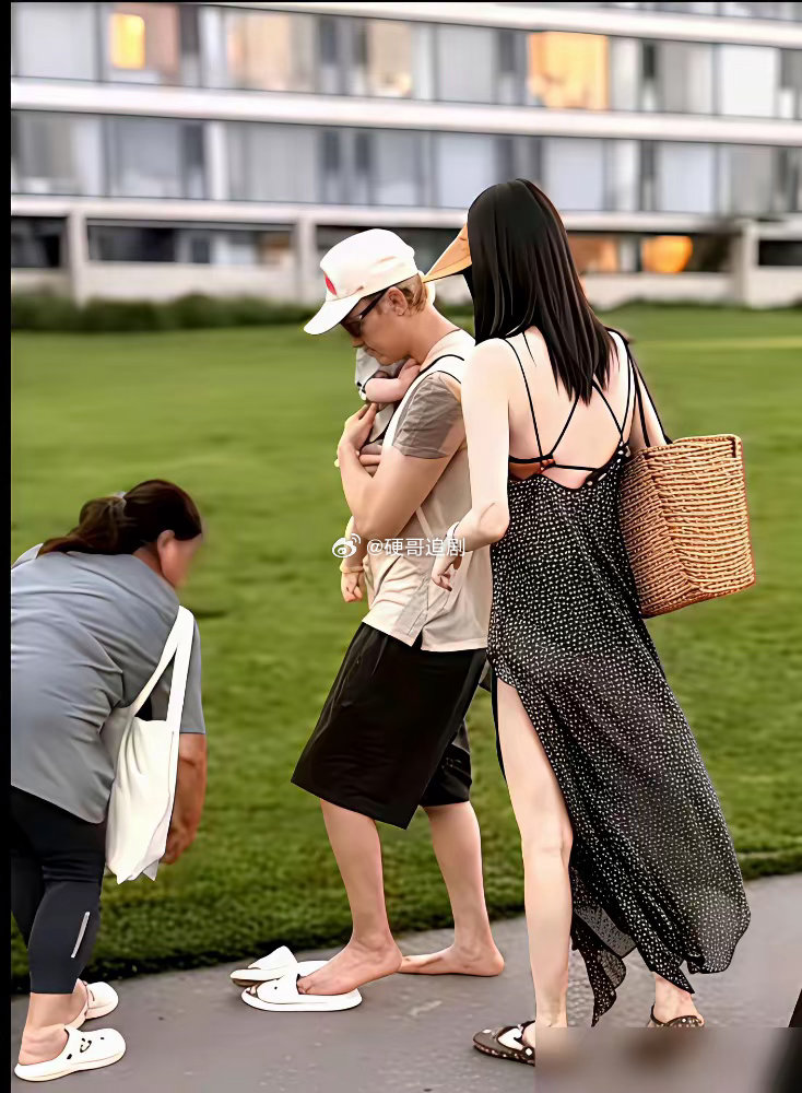 陈伟霆全程没看她一眼，何穗穿着开叉到腿根的碎花裙，一个人拽着孩子。阿那亚海滩，