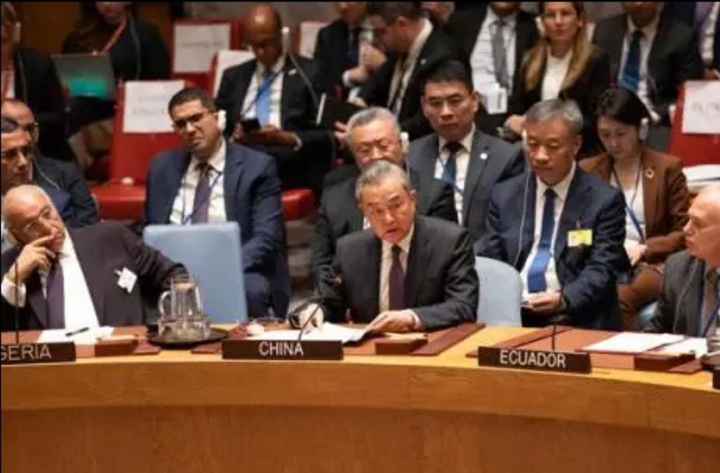 当着100国的面，王毅敲木锤，美国罪责难逃，联合国公布最新报告。不确定性再度放大