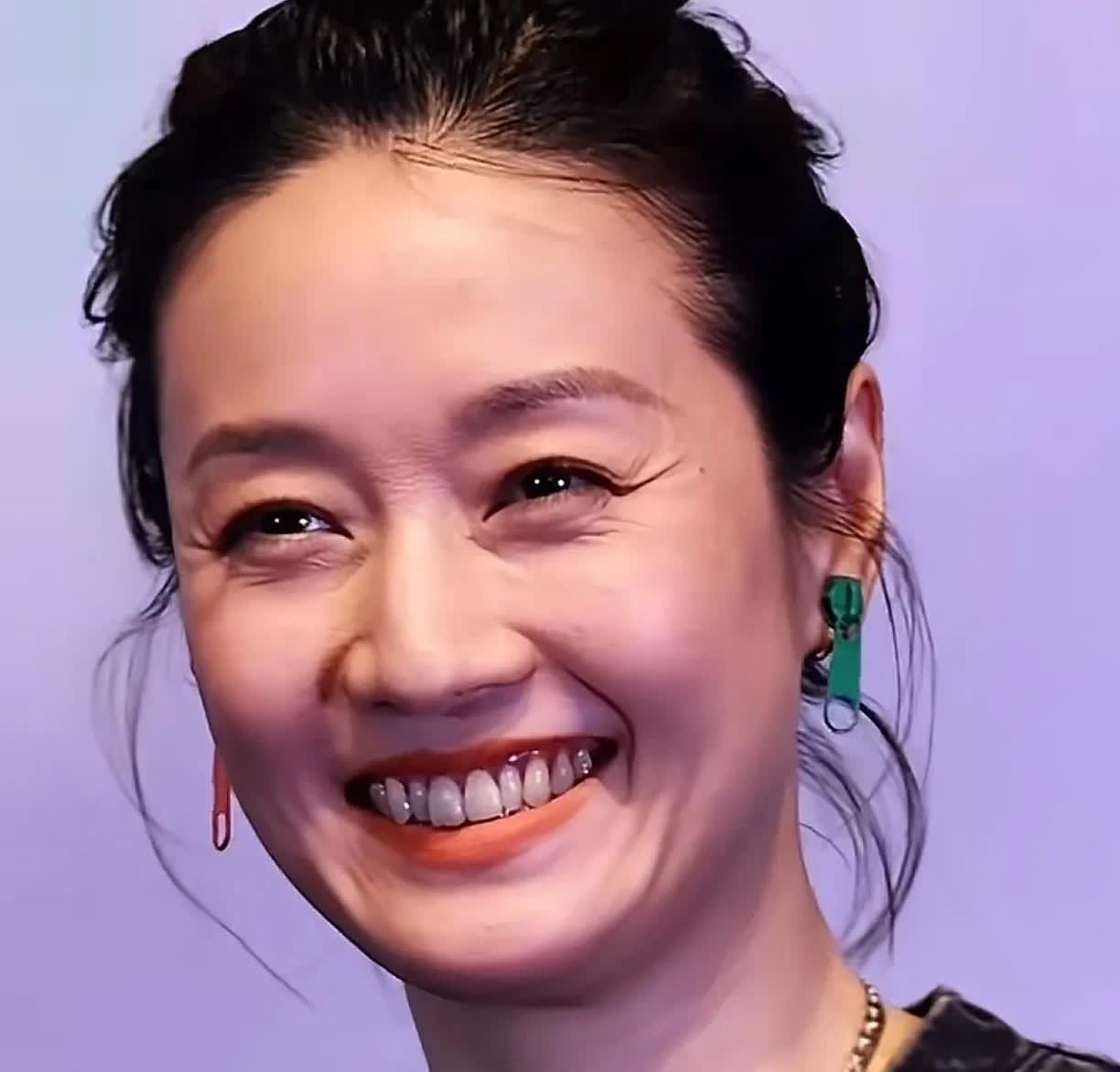 马伊俐生图！大家打几分？我认为满分100的话，她可以得90，扣掉的10分应该是发