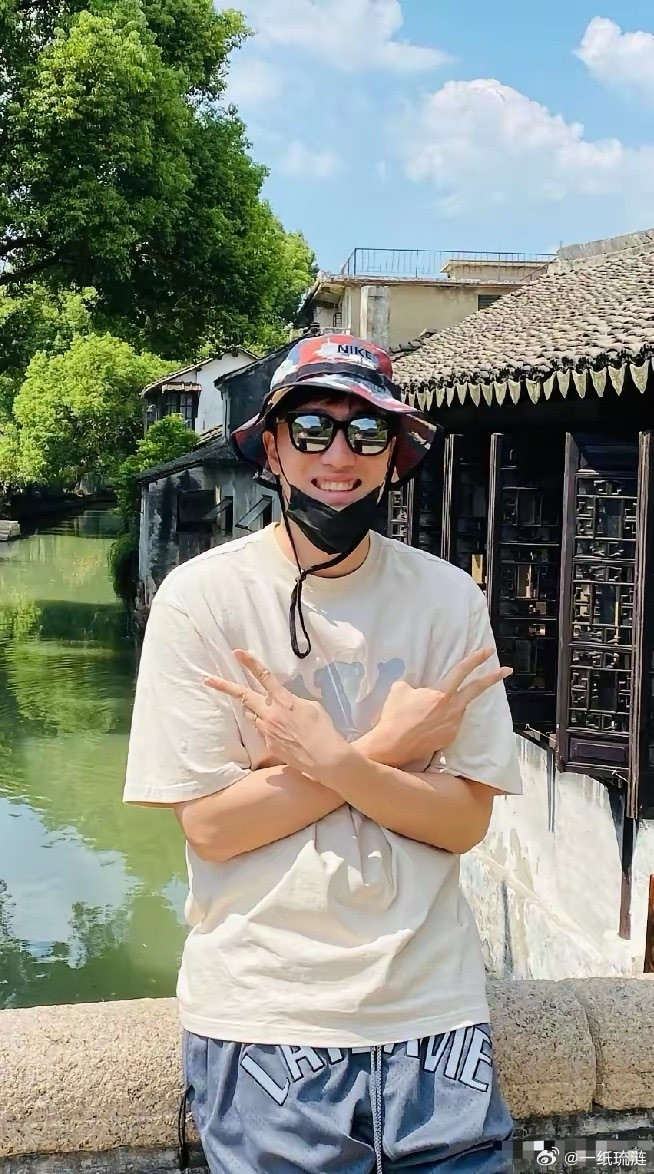 刘翔，冲上热搜！3月14日深夜，许久没有消息的刘翔，连夜冲上热搜，原因是他一个举