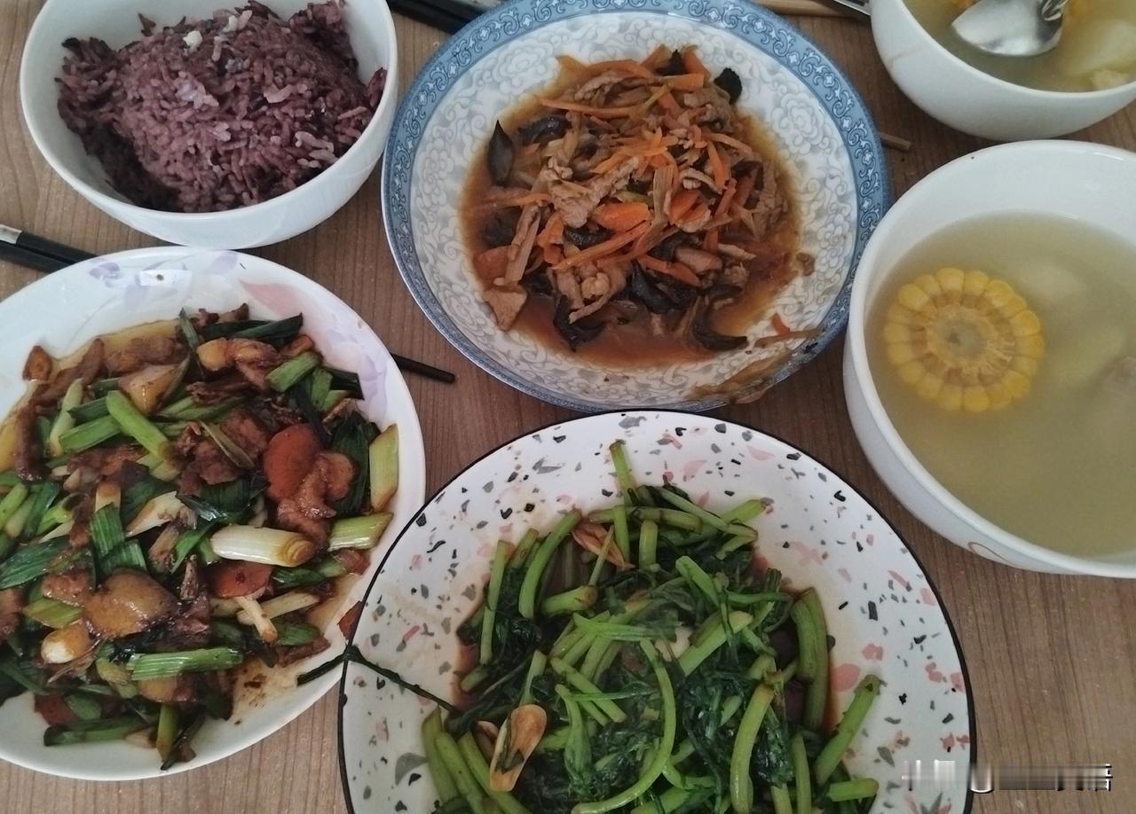 高中生在家的午餐，必须要考虑营养，还得有味道，又要清淡，还得考虑在学校有没有吃过