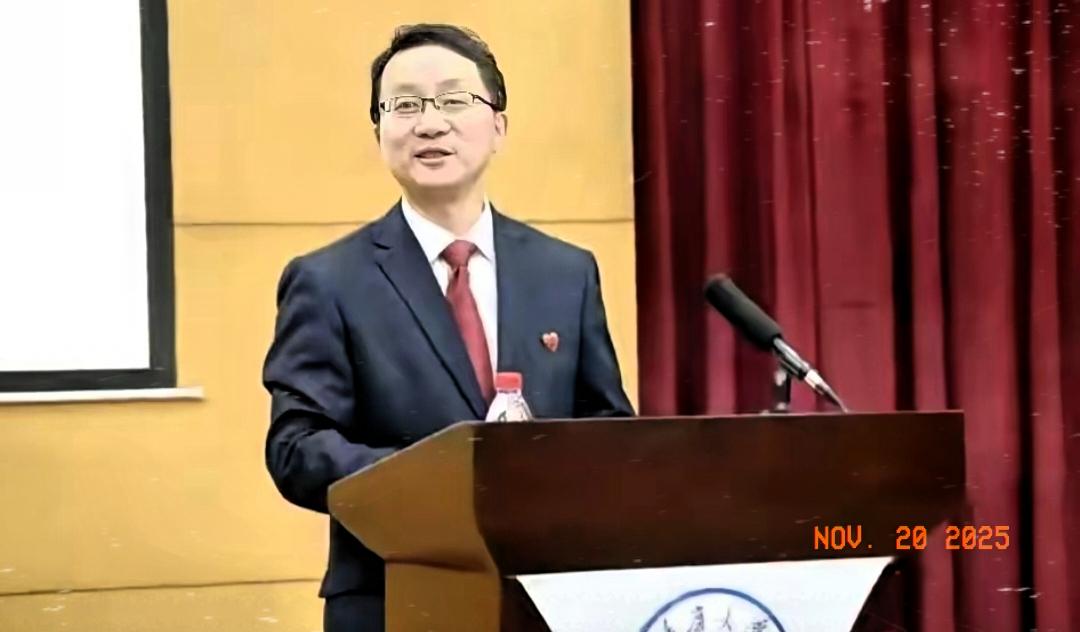 53岁的刘劲松，是战线坚守32年的老兵，原籍江苏，生于浙江，长在新疆，多年深耕外