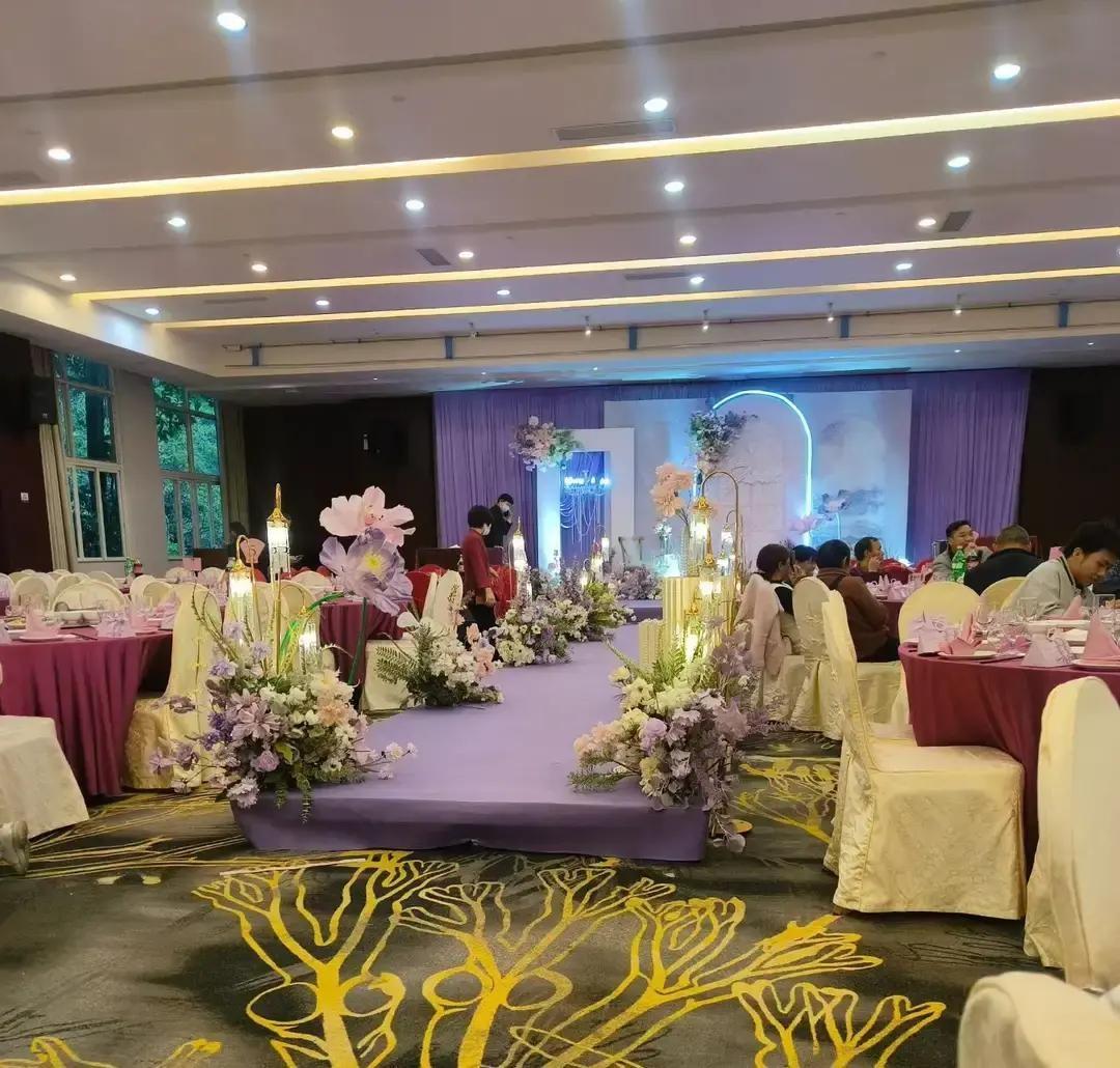 邻居儿子第一次去提亲，带了8万彩礼，女方爸妈一句“孩子还小”就把人晾那儿。没