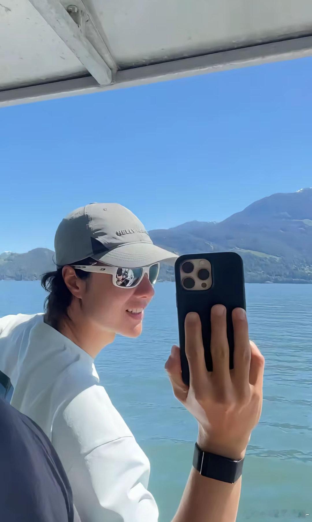 卧槽手机在王一博手里好小啊还有一张好权威的脸