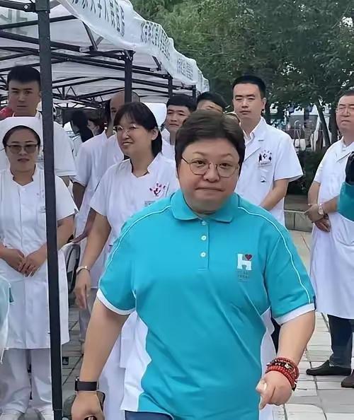 你捐的钱被都拿去发工资了？2026年7月，韩红基金会一份年报直接炸了锅。86名员