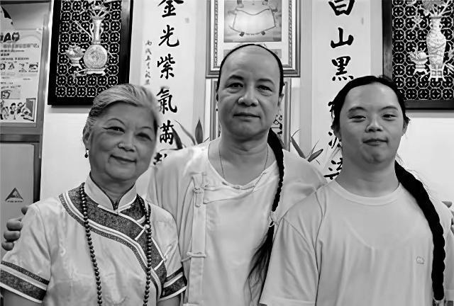 2005年，一个留辫子、穿黄袍的七旬老头耍横：我是大清王爷，给我优先出票，还得把