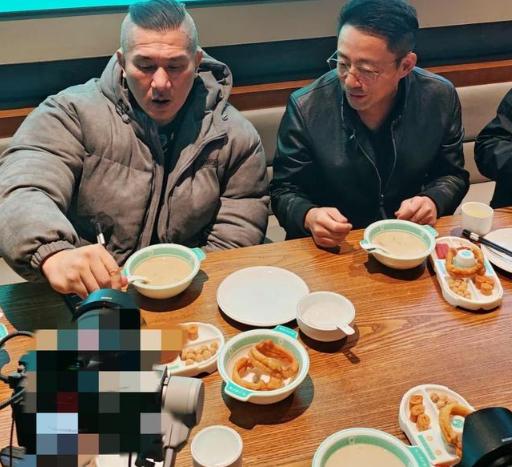 馆长是个狠人!竟然能喝完老北京豆汁!馆长喝豆汁神了第一次喝豆汁的外地