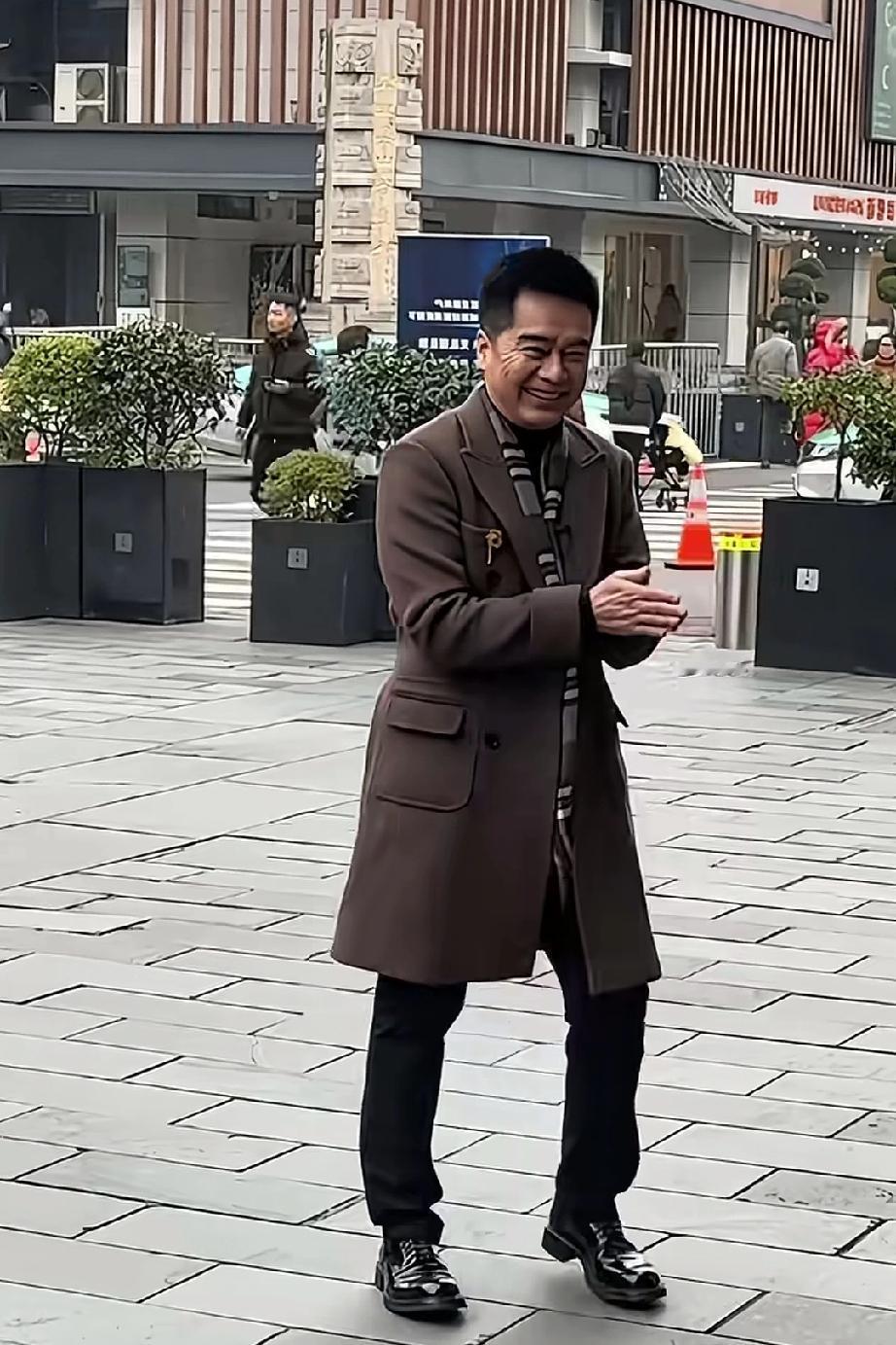 有人说许亚军比唐国强长的帅，要我说差的远了，许亚军和唐国强的颜值就不在一个级别上