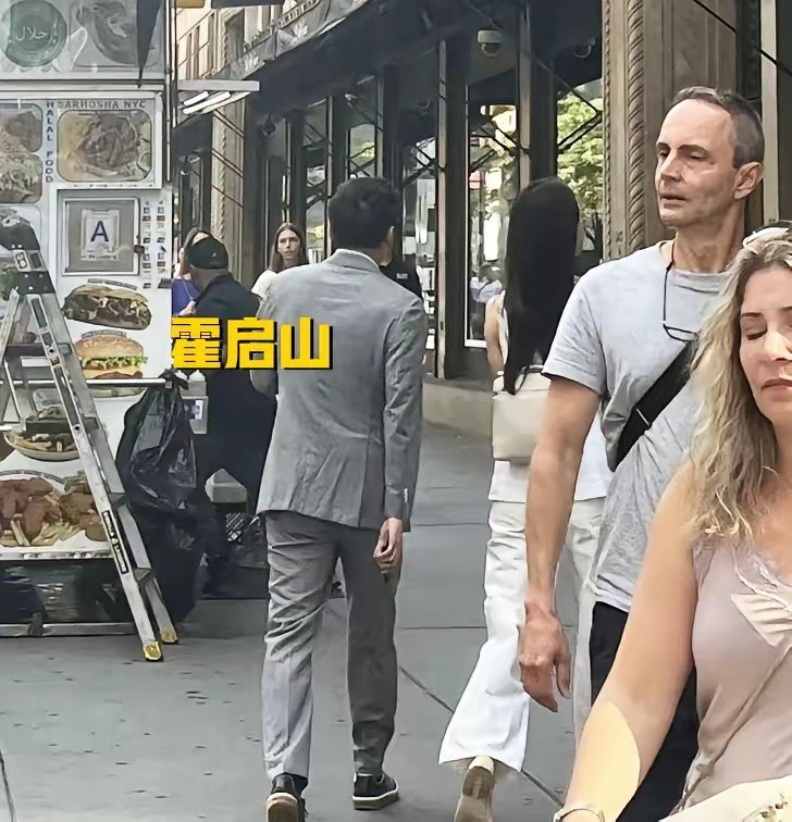 有网友在纽约偶遇霍启山，他旁边的女生，个子好高！这几天恰逢世界杯，他们有可能是去