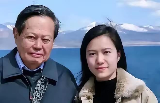 101岁的杨振宁靠在床上，轻轻叫了一下47岁的娇妻翁帆，翁帆赶紧走过来问：“怎么