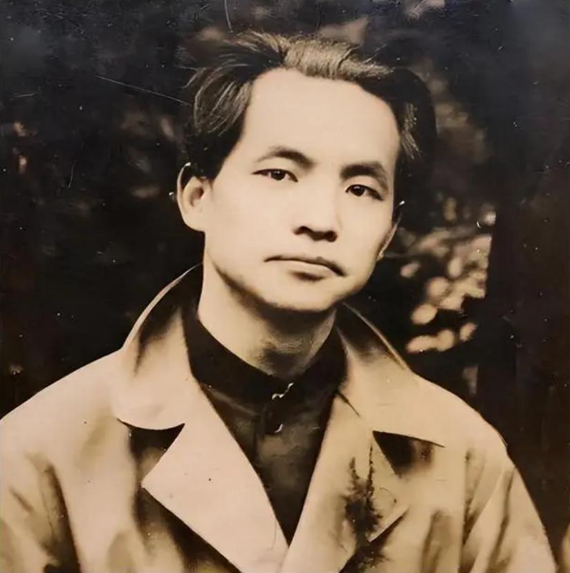 1909年，年仅15岁的邓中夏不得不娶大嫂为妻，但是大嫂已经和大哥成婚一年，感情
