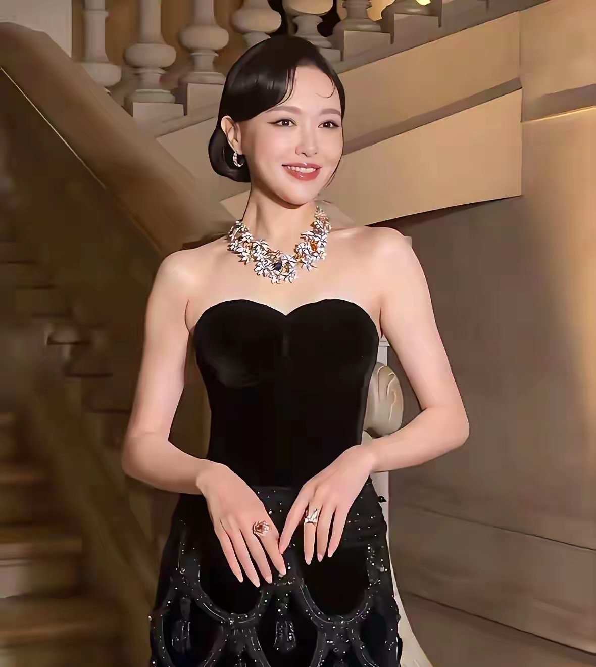 为什么顶奢都抢着要唐嫣？论颜值，她不是最惊艳的。论话题度，她也不是最高的。可当季高定偏偏都给她先穿，