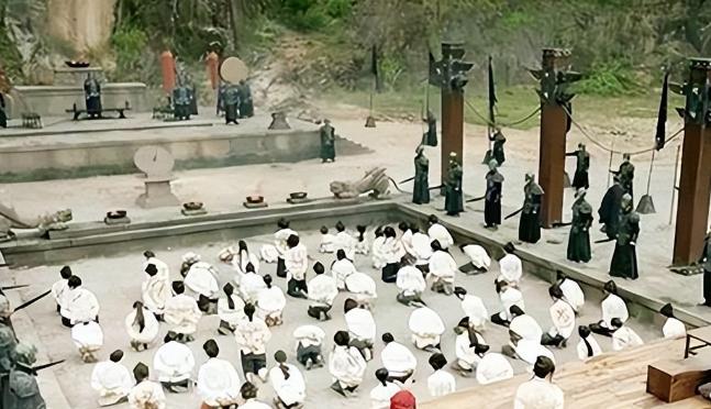 说起古代灭九族这事，很多人纳闷：眼看着全家老小都要被杀光，那些亲戚咋就不跑呢？坐