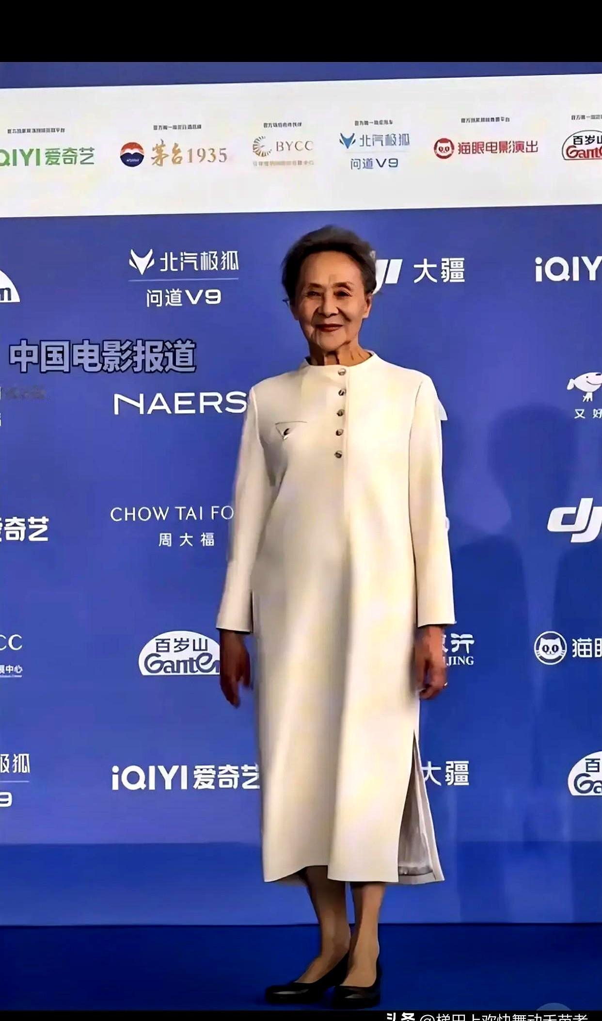 最近刷到吴彦姝奶奶，我直接惊了！87岁了，这状态……有点“不对劲”啊。北