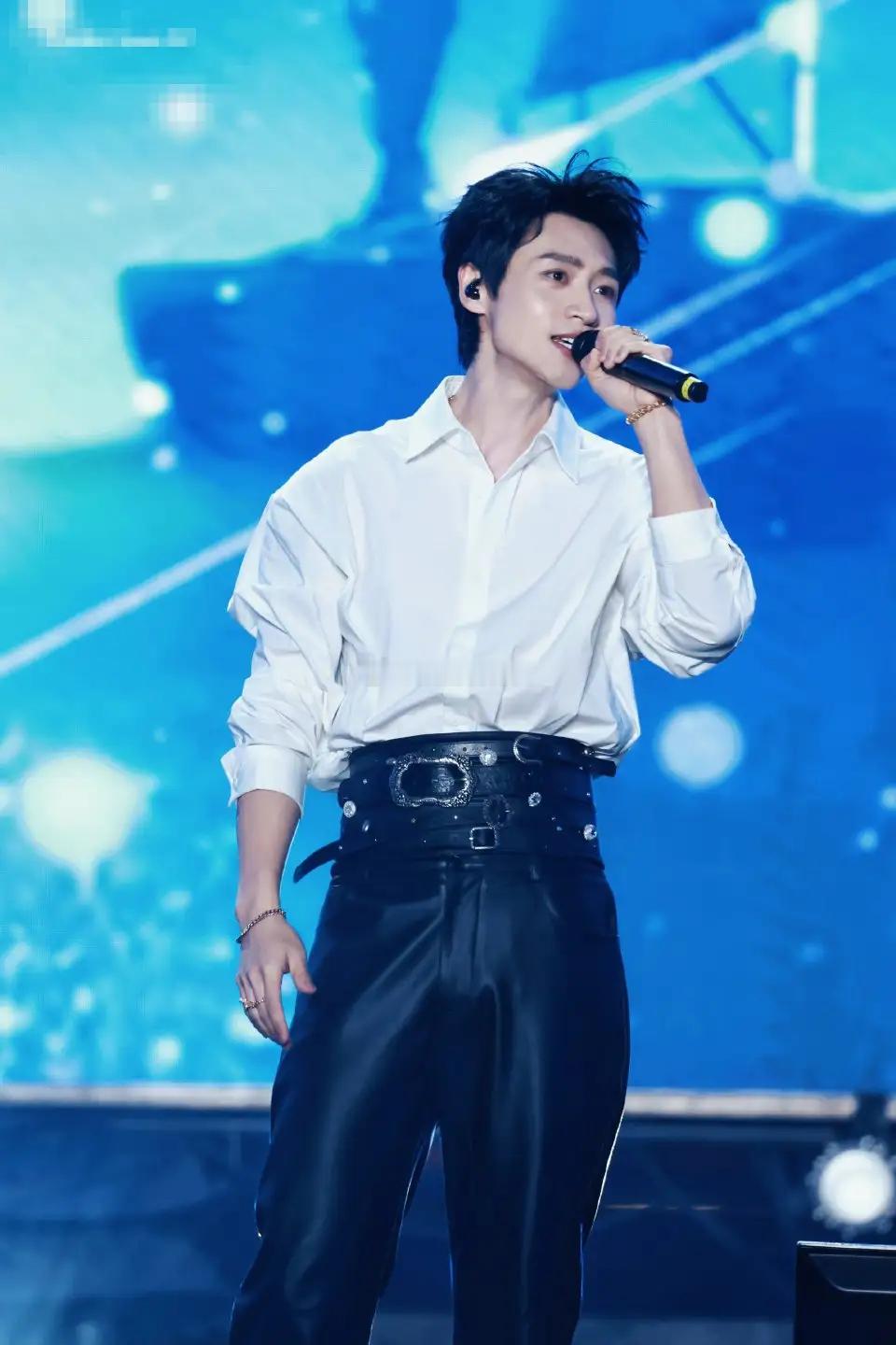 魏晨带老婆孩子开演唱会！2岁小橙子个头好高，看爸爸工作好入神