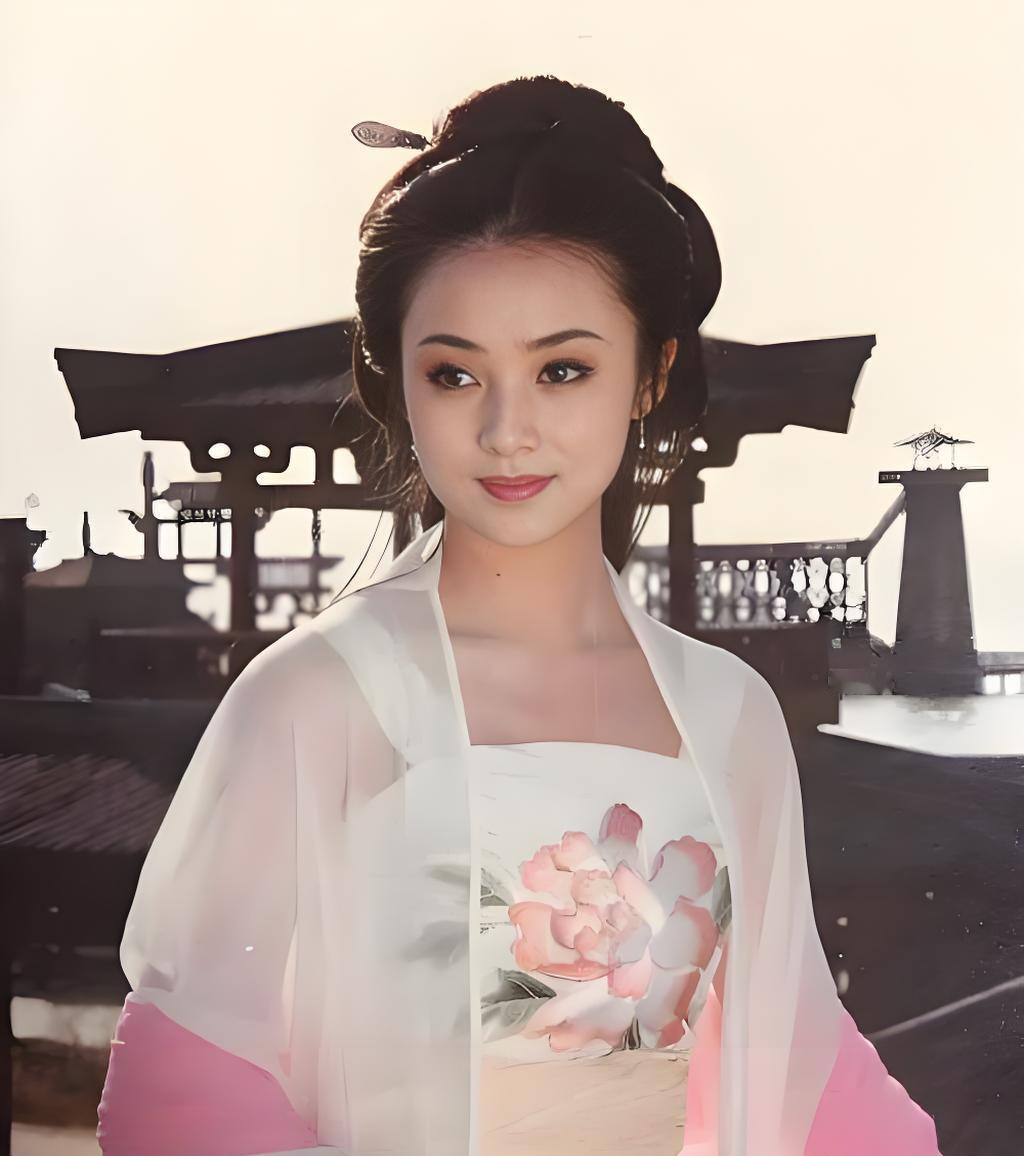 现在的内娱，稍微化点妆就敢吹神颜。黄磊后来回忆说：当年蒋勤勤刚进大学第一天，整