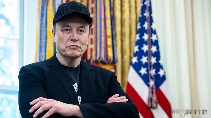 马斯克：欧盟应该解散今天凌晨，马斯克在个人社交媒体抨击欧盟及掌舵者冯德莱恩。马