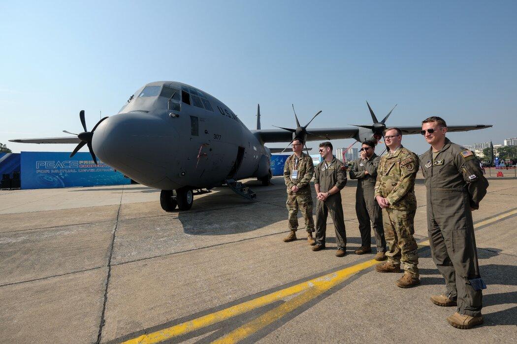 越南是没有可选的余地。买美国的飞机必然会受到美国的管制，买俄罗斯的飞机又觉得落后