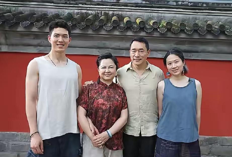 丁海峰一家四口拍大片！迎来众多网友围观夸赞！一家四口同框画面太养眼了！镜头下的