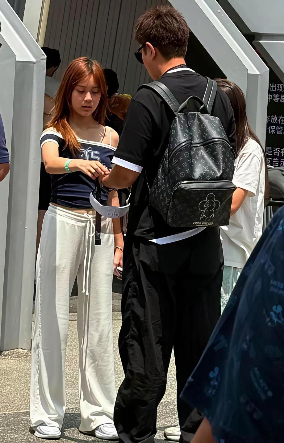 甜馨背着5万元的LV包包，很有星二代的气质，和爸爸贾乃亮在新加坡旅行，父女好欢乐