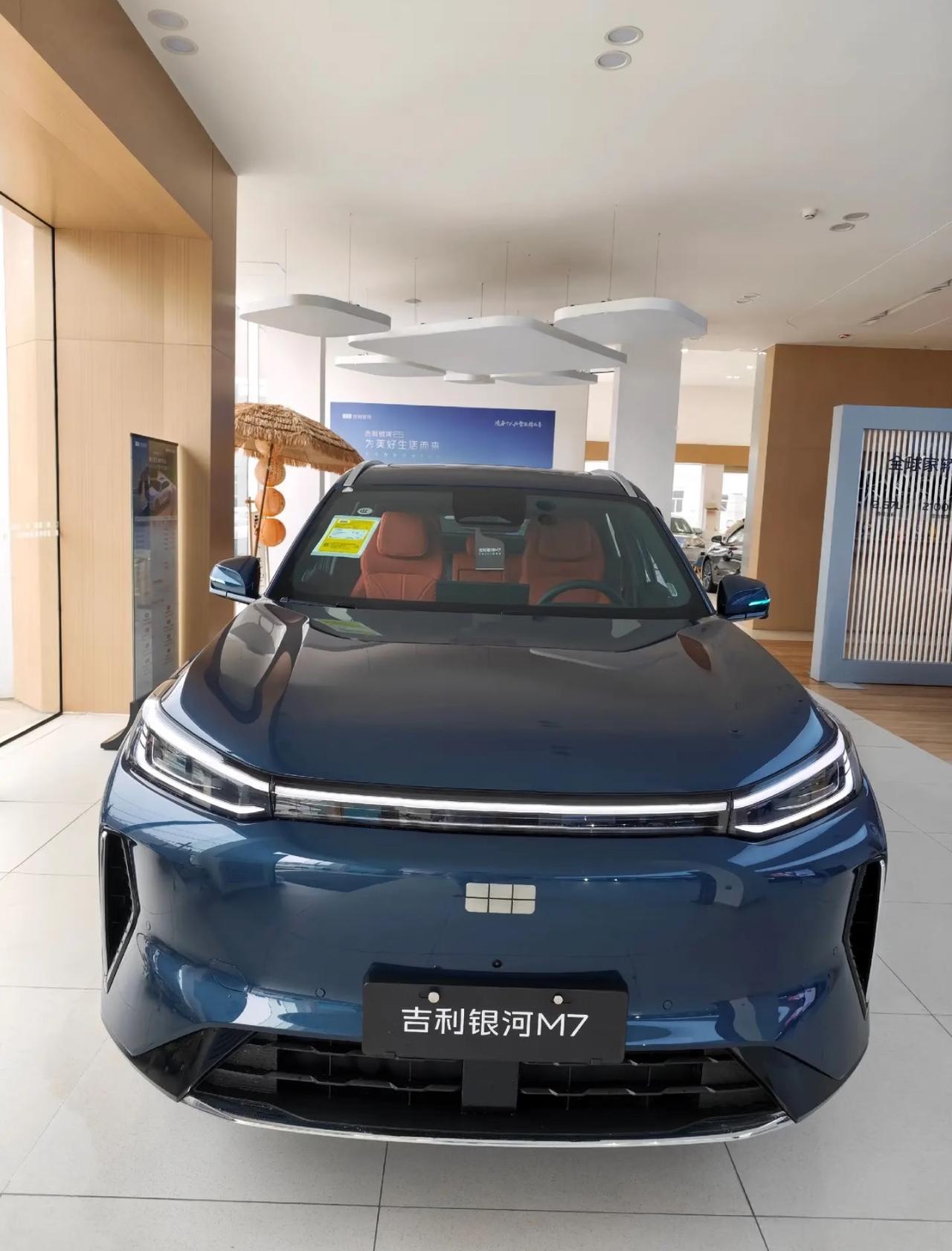 昨晚吉利银河M7将技术首秀放在浙江衢州工厂，银河M7一出场就以三项同级天花板硬实