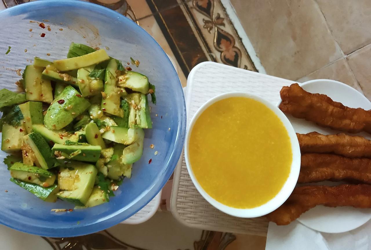 我一个人的午餐今天中午我一个人在雇主家吃饭。雇主妹子早上告诉我，老板有事儿，