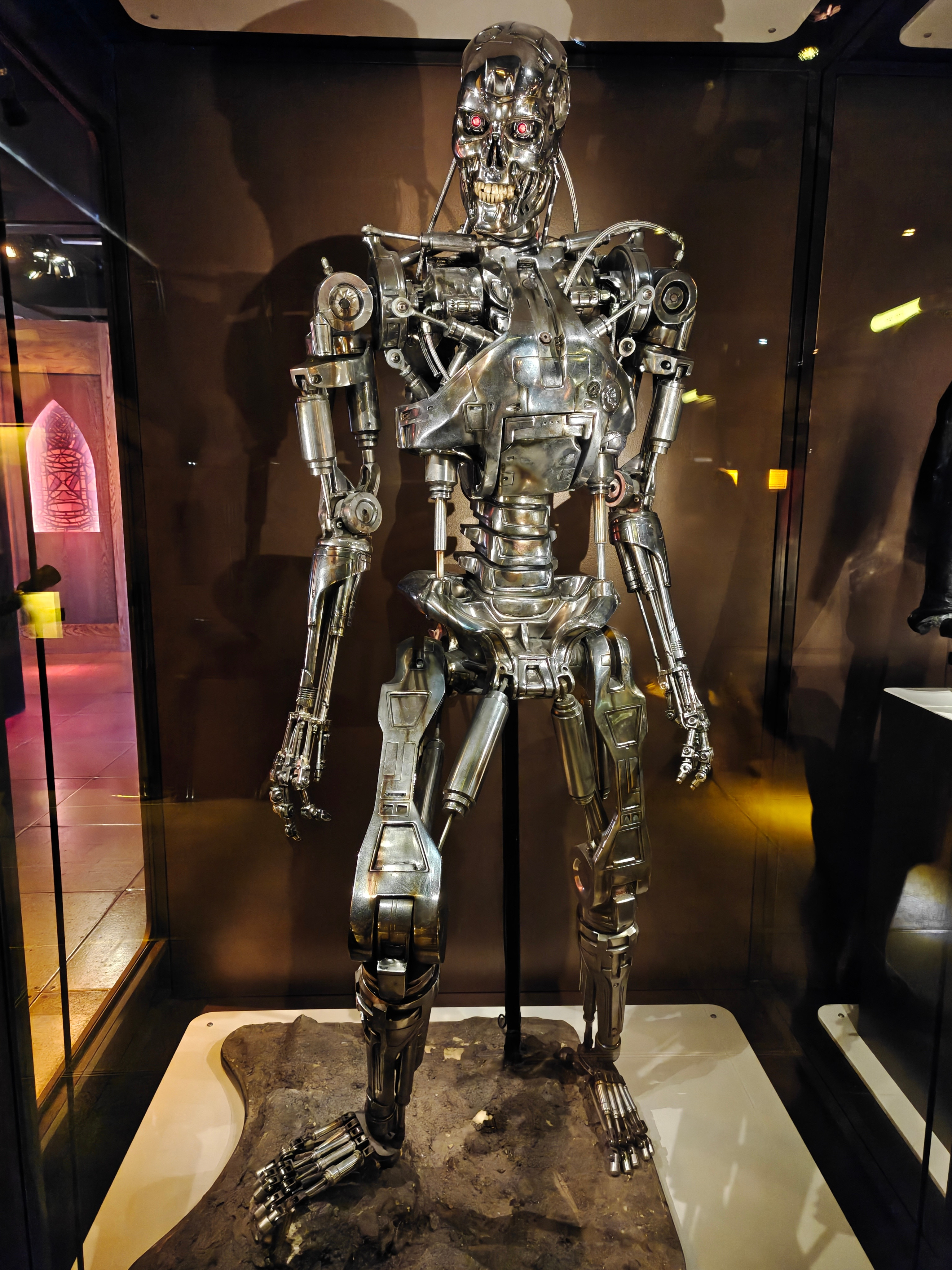 2025年人形机器人的机械结构，大概达到了上世纪八九十年代科幻电影的水平。​​