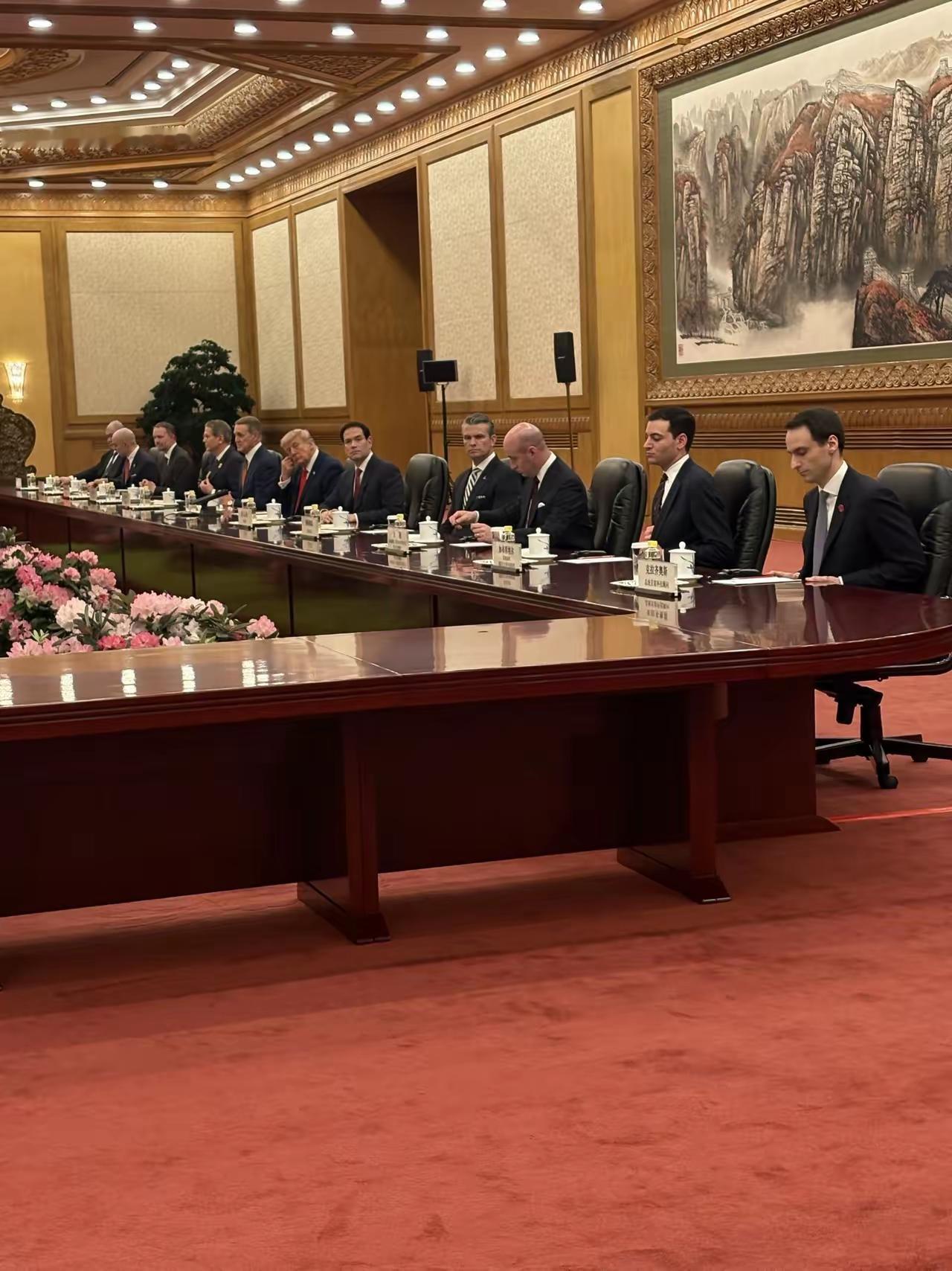 中美之间确实存在文化上很大不同的地方。这次特朗普访华，带领了一个强大的政府官员和