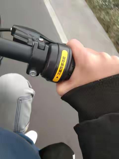 骑电动车必须先捏刹车才能走：这个“反人类”设计，其实是你的保命符揭秘！！为啥
