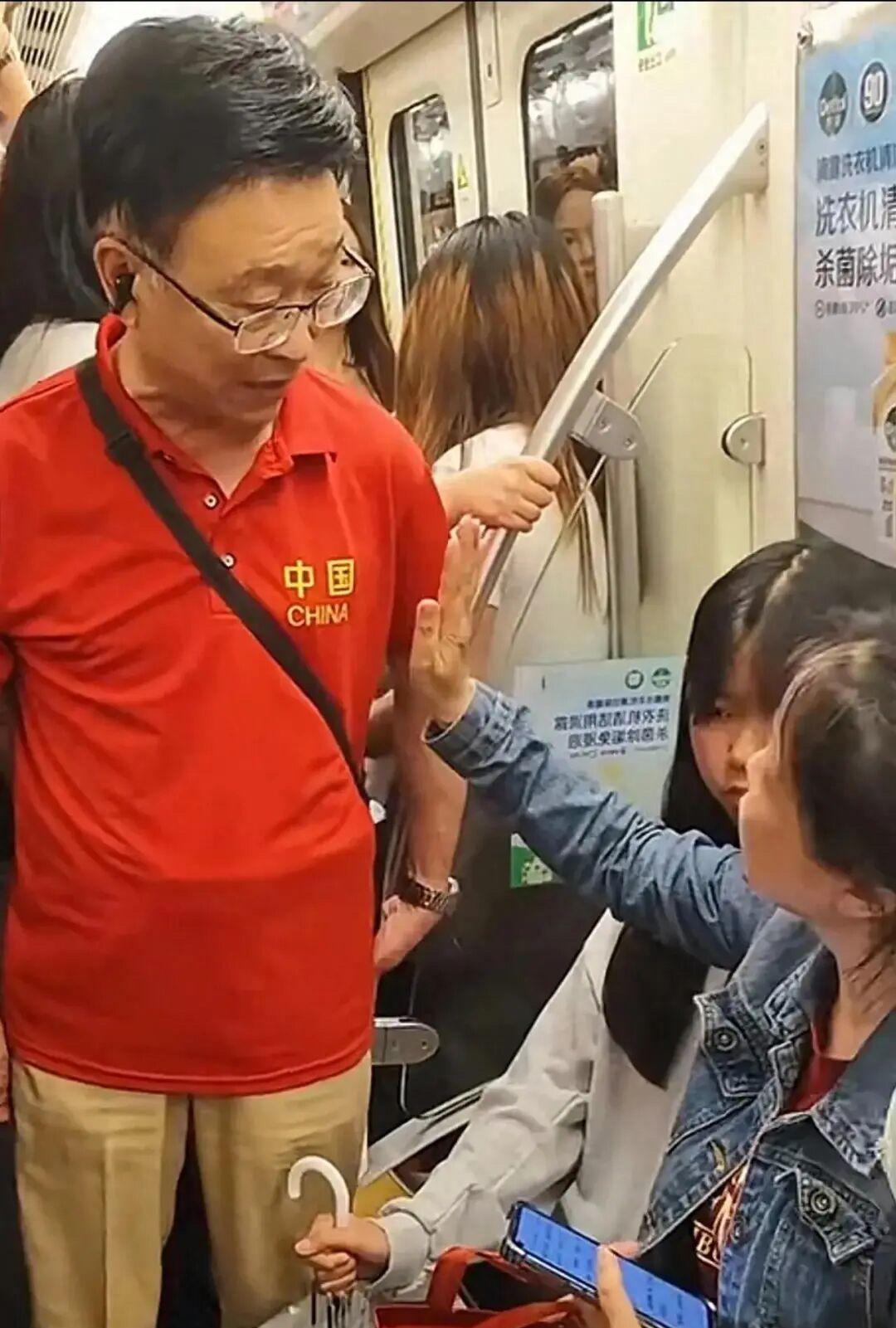 成都这个红衣老头，地铁2号线强行拉拽未成年小女孩，涉嫌寻衅滋事了吧？他自称有