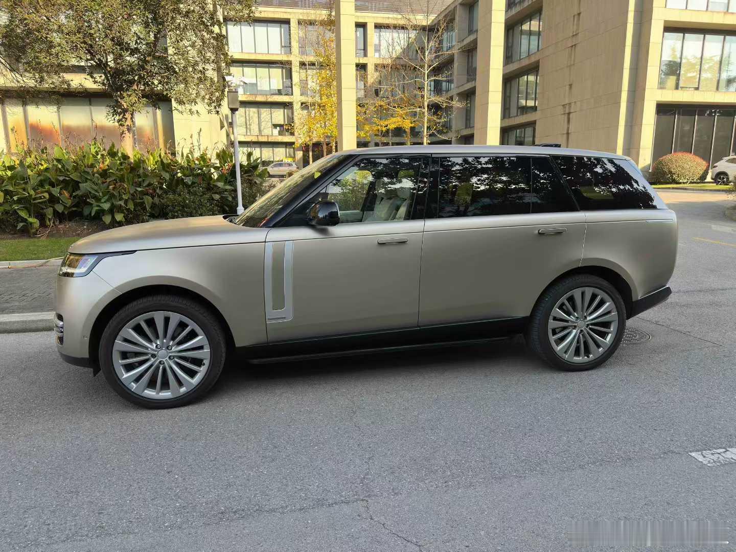 路虎揽胜2023款4.4V8530PS首发版、22年，指导价249.8