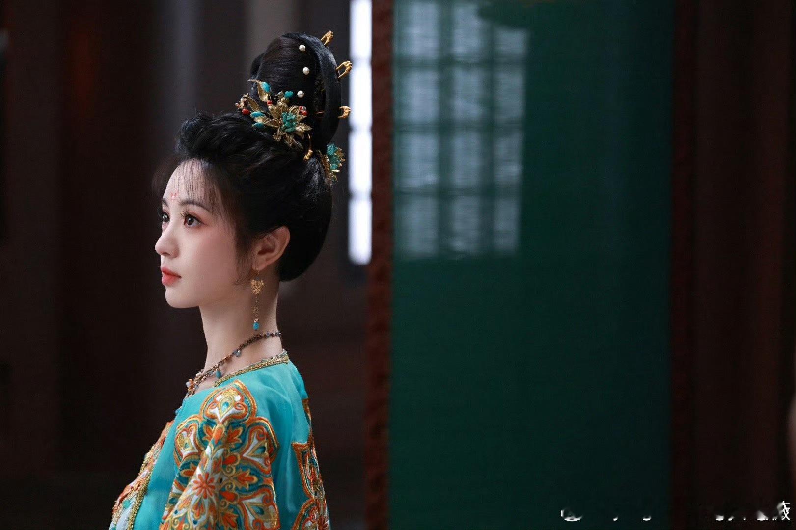 田曦薇子夜归晒照田曦薇《子夜归》晒照好可爱！调侃片场“乱成一锅粥”超接地气，灵动