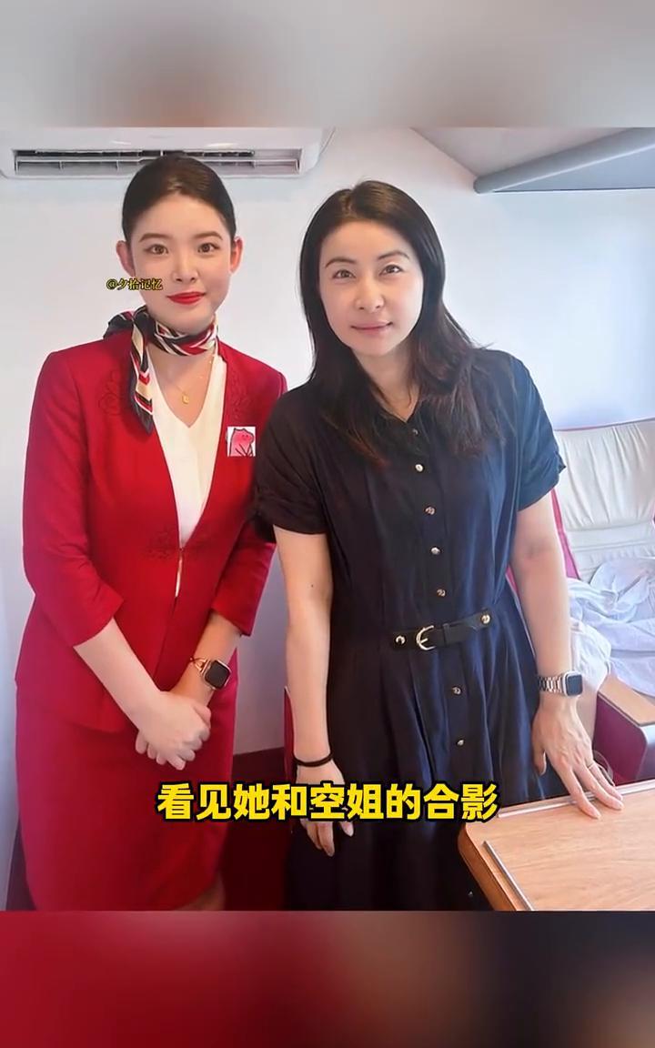 郭晶晶这面相妥妥的凤凰相，看见她和空姐的合影，真没想到旁边漂亮空姐竟被比下去了。