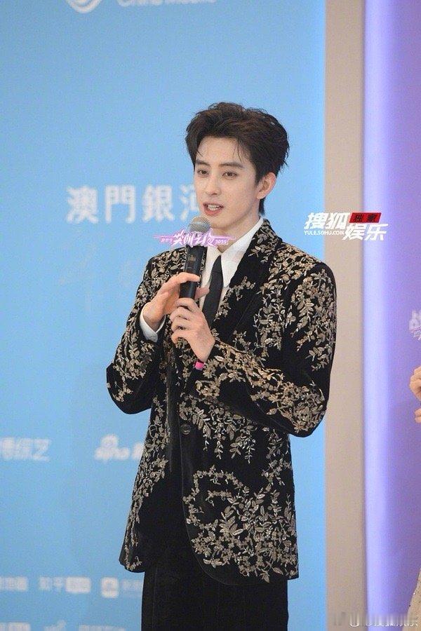 天呐这个敖瑞鹏状态好得吓人吧敖瑞鹏代拍生图怎么评！生图战神来了真的来了...尖叫