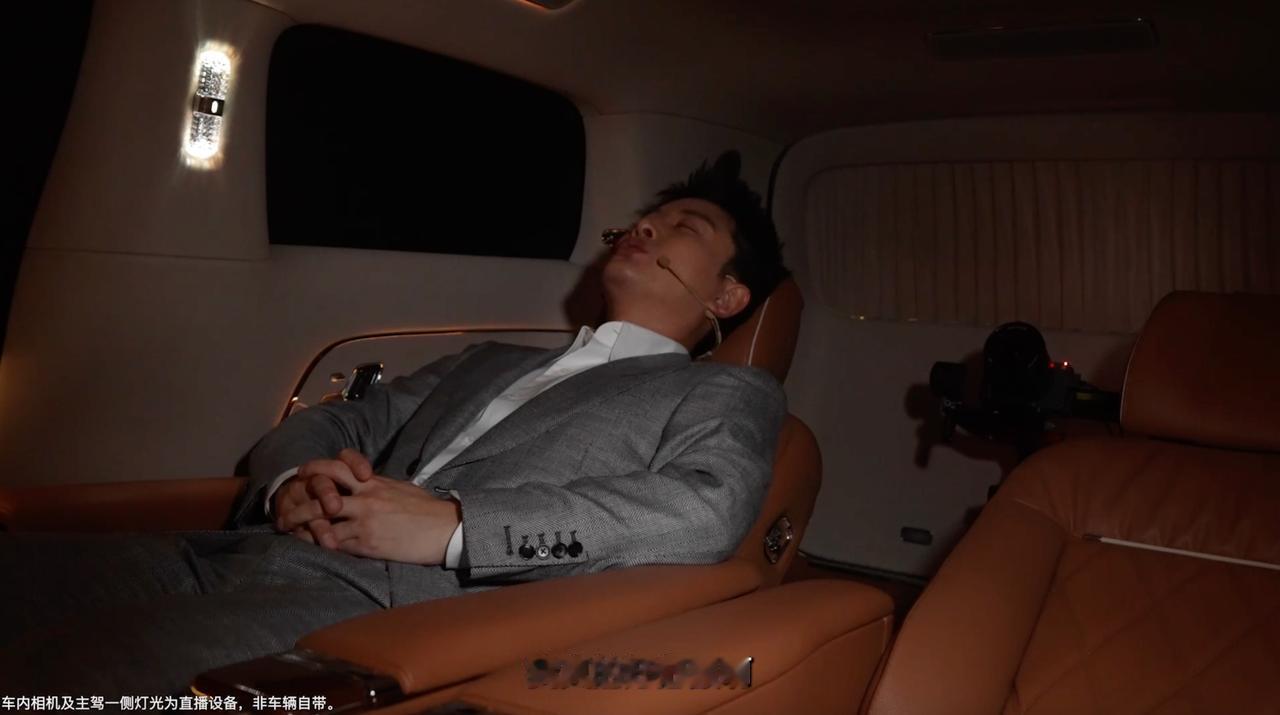 买这个级别MPV的人，用车场景基本只有两类：接客户和带家人。近日在鸿蒙智行尊界体