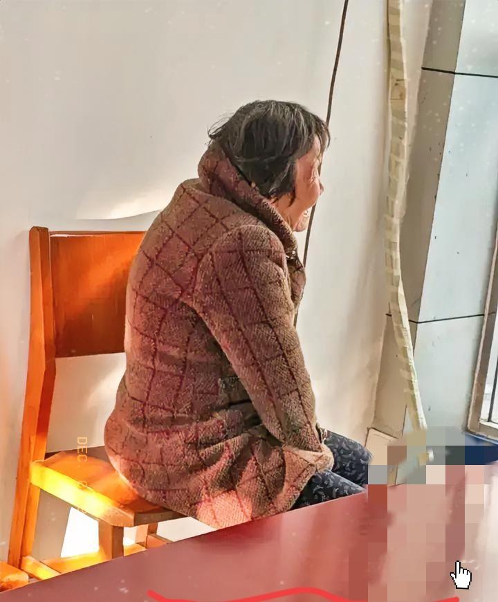 我也想报警了[捂脸哭][捂脸哭]这个老太太，坐在派出所不走了，一直在哭诉，所里的民