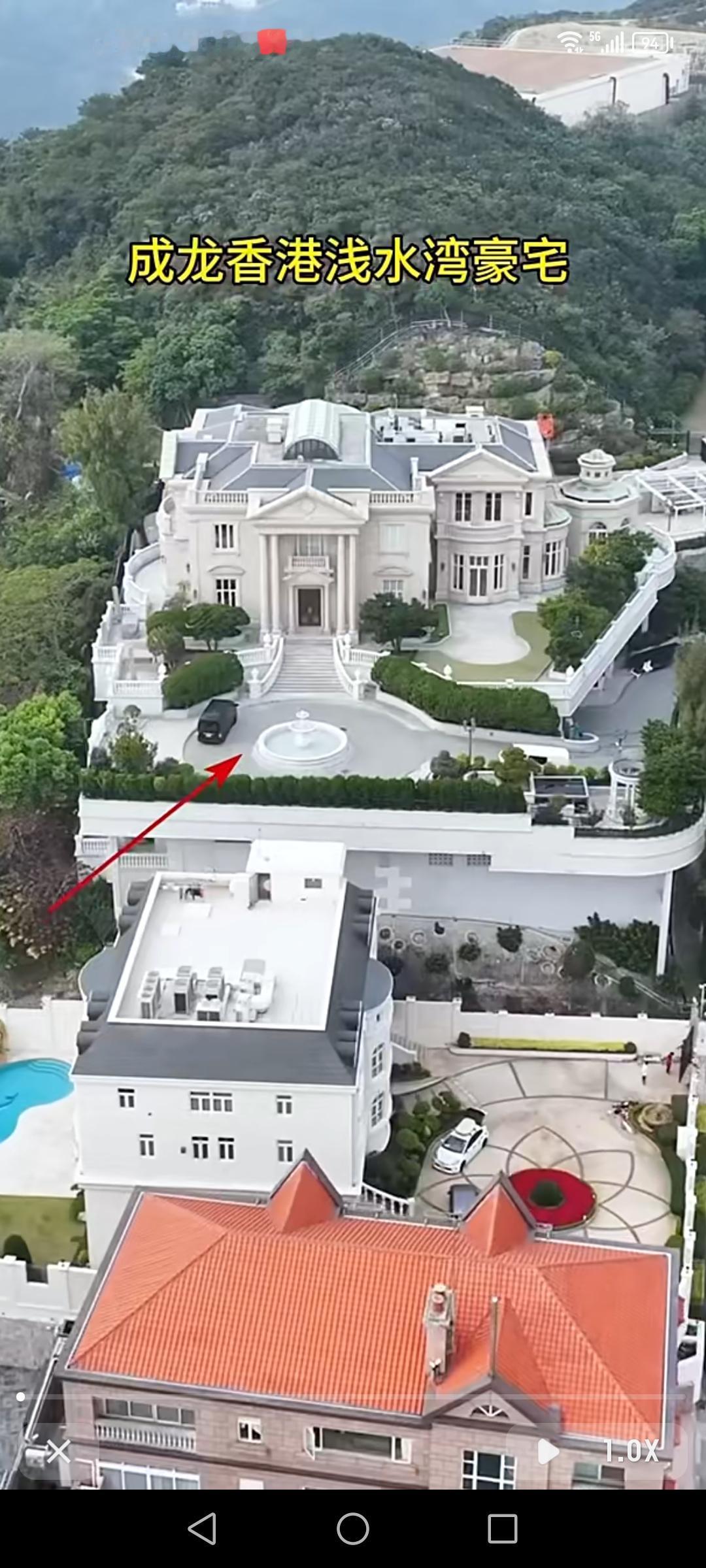 成龙大哥的浅水湾豪宅简直绝了！占地一千多平方，现在价值能达到30个亿。这么大的地