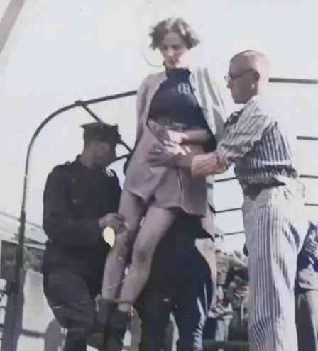 再瞧瞧伊尔斯·科赫，这家伙也是狠角色，人送外号“布痕瓦尔德的疯婆子”。她爱骑马抽