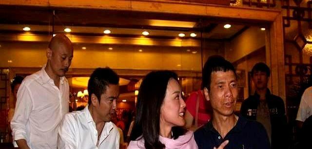 冯小刚把监视器一推，指着舒淇吼：“卸掉你那身明星光！”她愣住三秒，转身抓起