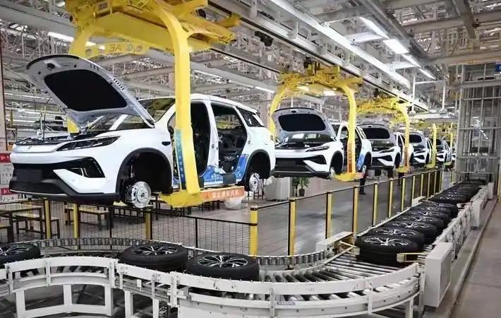 美国对中国车企的限制近乎疯狂，不仅加征高达137.5%的关税，还直接禁止在当地建