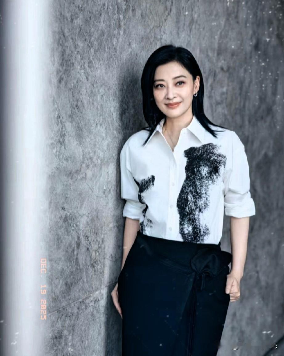 演员梅婷这日子过的，听着都让人头皮发麻。10口人，双方父母齐上阵，还有俩保