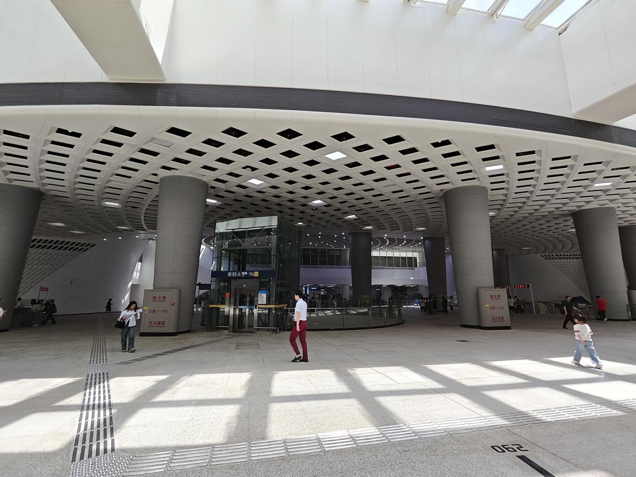 今天去武汉光谷步行街逛了逛，11号线开通后去那里方便多了，地铁站就在光谷转盘正下