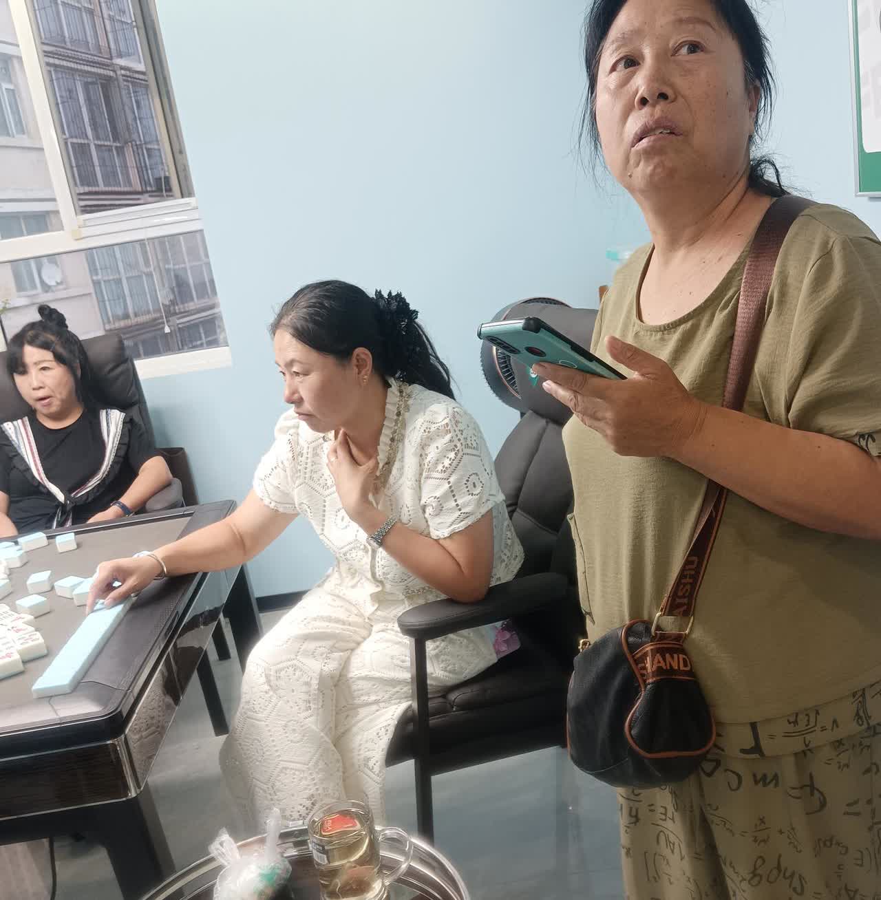 好几天没去打麻将了，昨天晚上老板娘又叫去了，后来心痒痒的就去了。2000元的片子