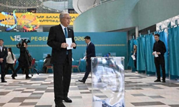 重磅炸场！哈萨克斯坦动真格了，全民公投改宪法，总统亲自到场投票，84%条款大洗牌