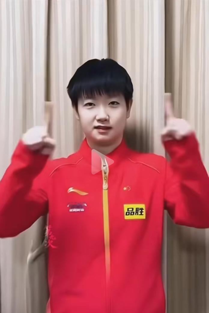 莎莎跳完四周跳，蹲地上比了个小兔子。不是在训练，是在逗小朋友笑。冰场上的大魔