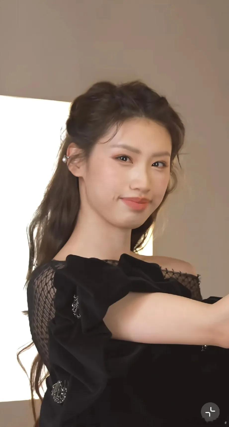 冯小刚落寞了，春节没地方去，只能蹭养女徐朵的热度，跟她拍大片，像个老爷爷似的，精